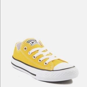 Yellow low top converse🌻